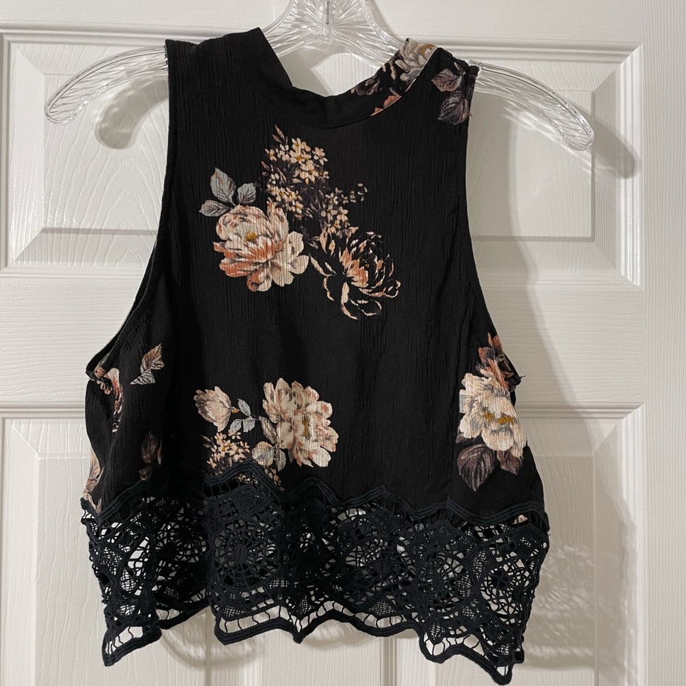 KENDALL AND KYLIE large floral top (fits like S/M)